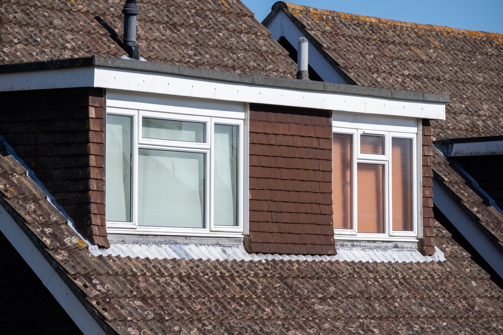 Een eenzijdige dakkapel met meerdere ramen
