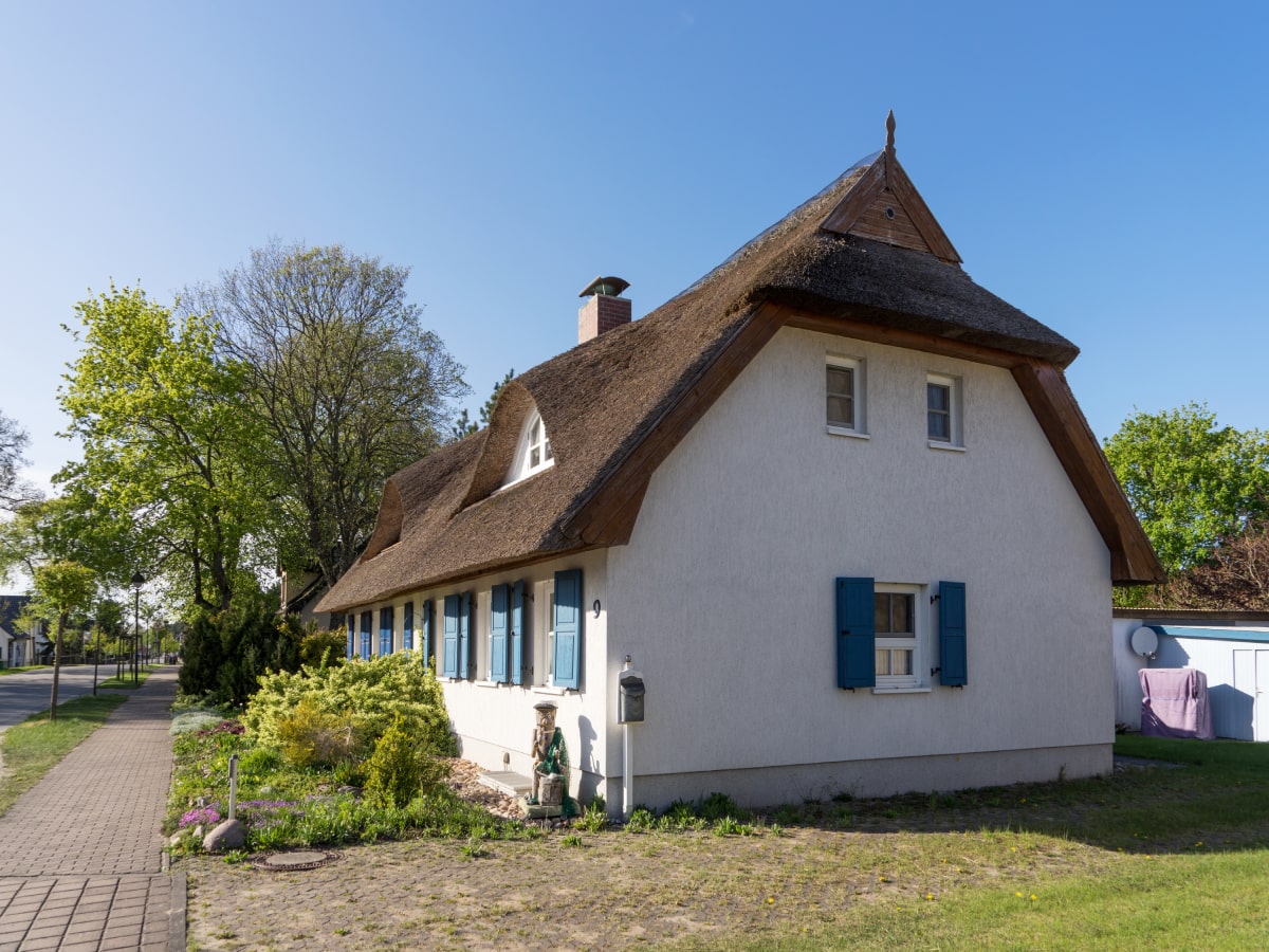 Een foto van een villa met een rieten dak