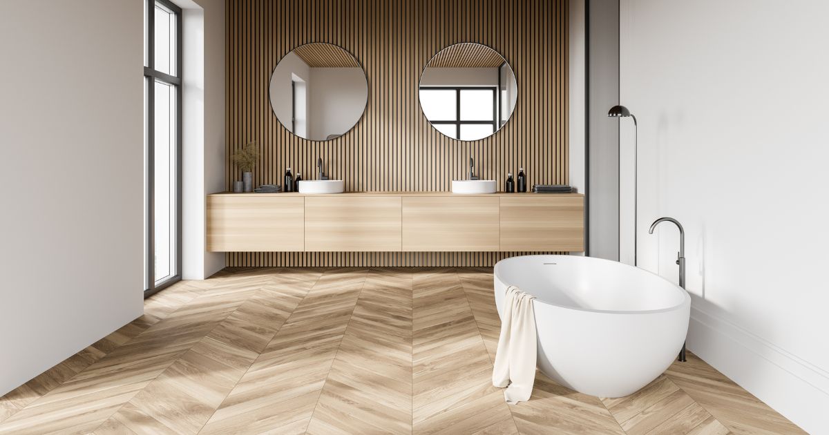 Badkamer met een houten vloer
