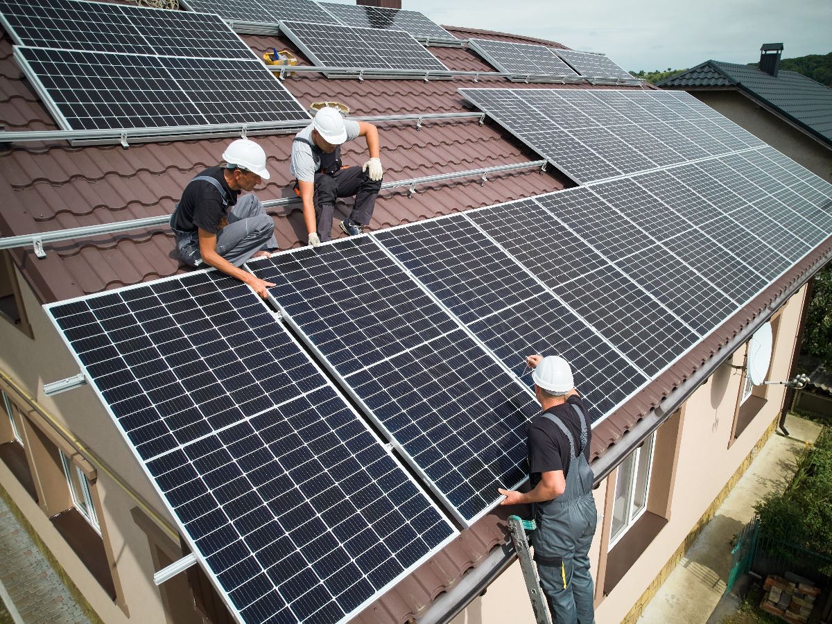 blauwe zonnepanelen installatie