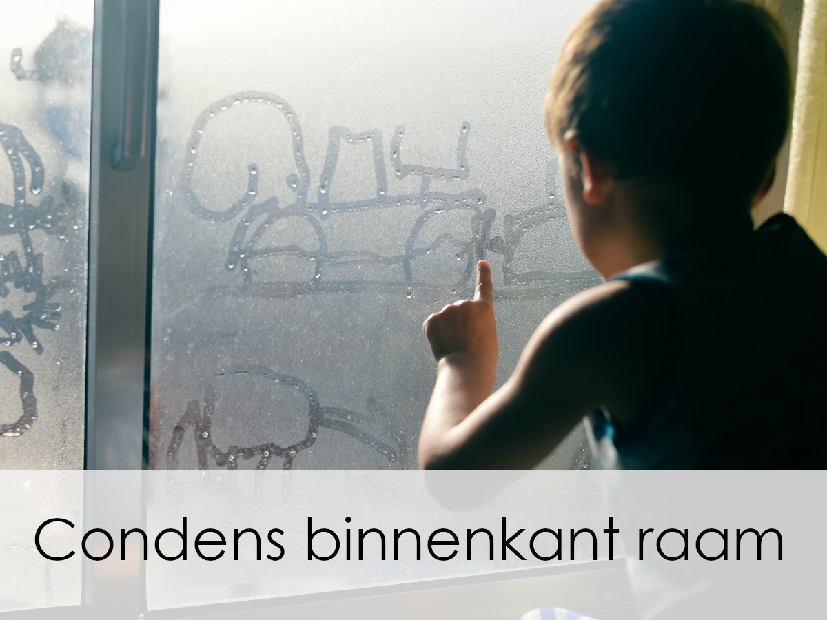 kind tekent op condens binnenkant raam