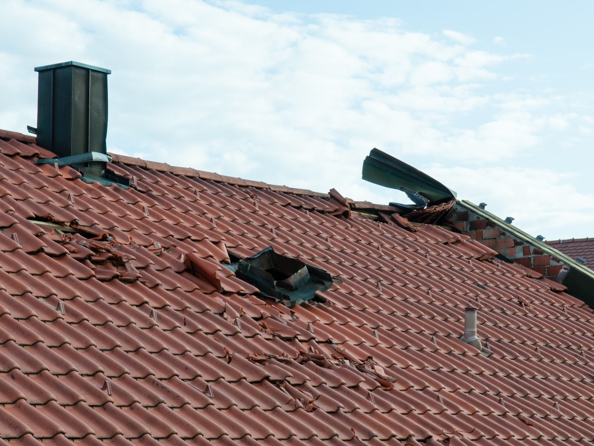 stormschade gebroken dakpannen op dak