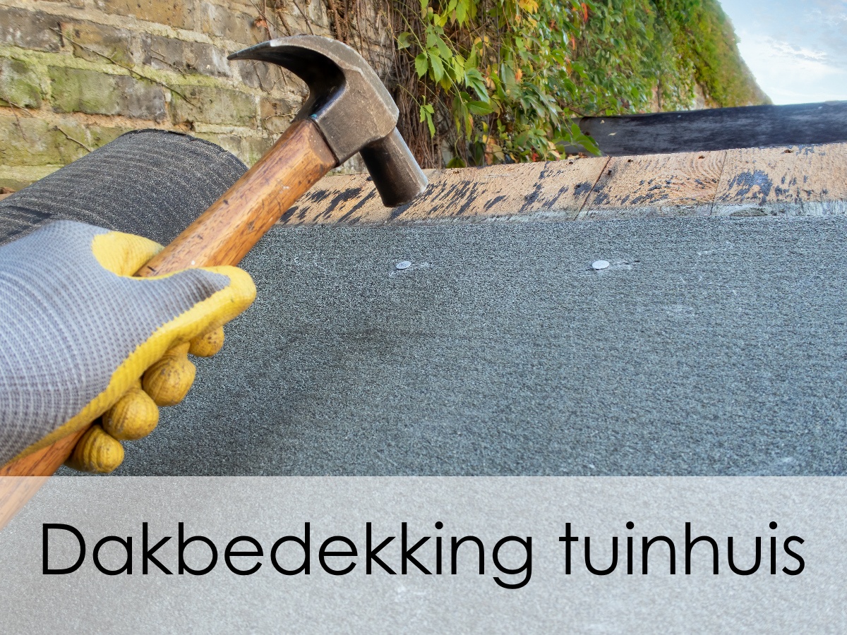 dakbedekking wordt op tuinhuis gespijkerd