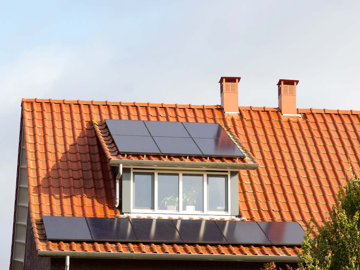 dakkapel afgewerkt met zonnepanelen