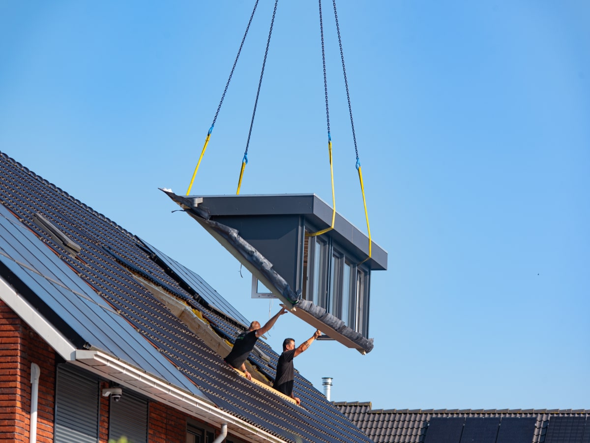 Een prefab dakkapel installatie