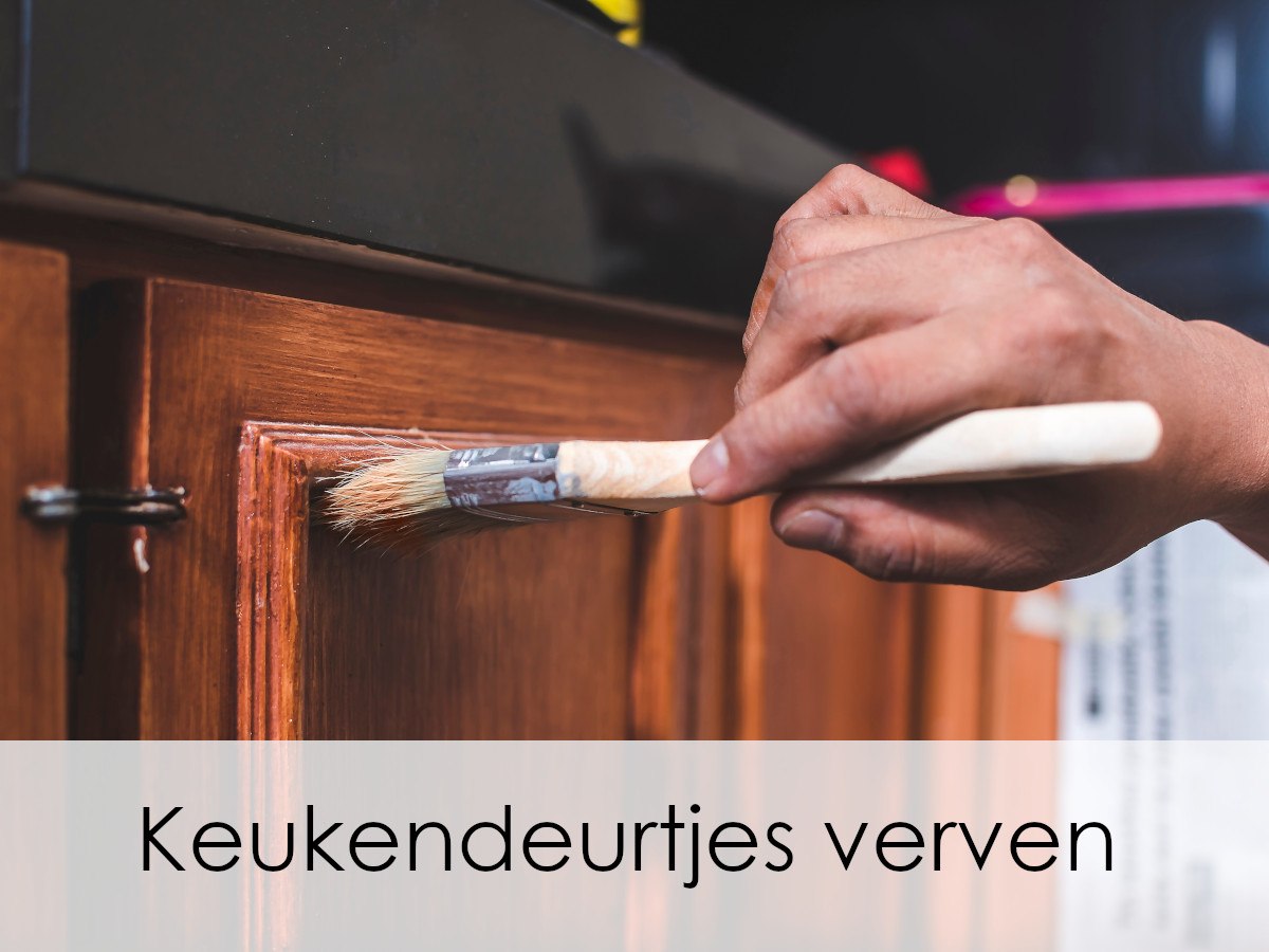 keukendeurtjes worden geverfd