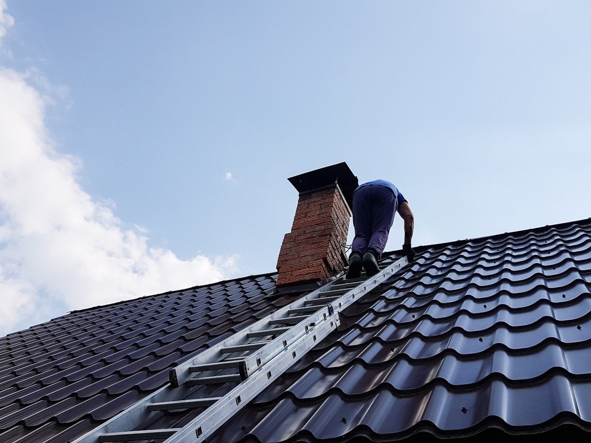 dakwerker op weg naar schoorsteen lekkage