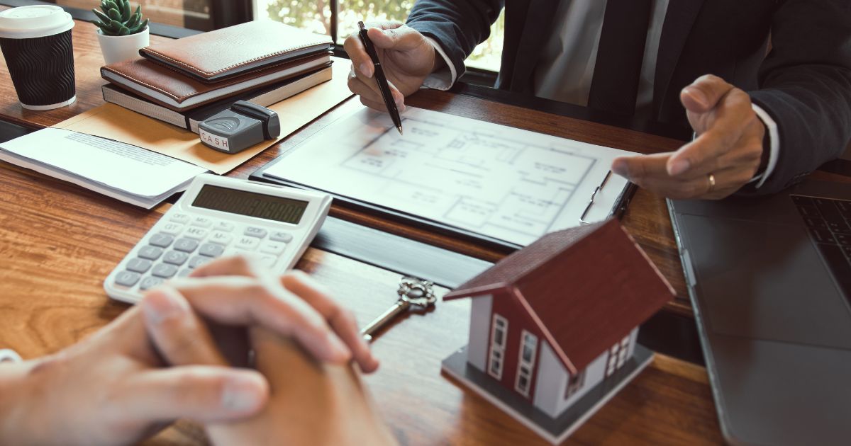 opkoper bespreekt de plannen van het huis met een makelaar of een architect