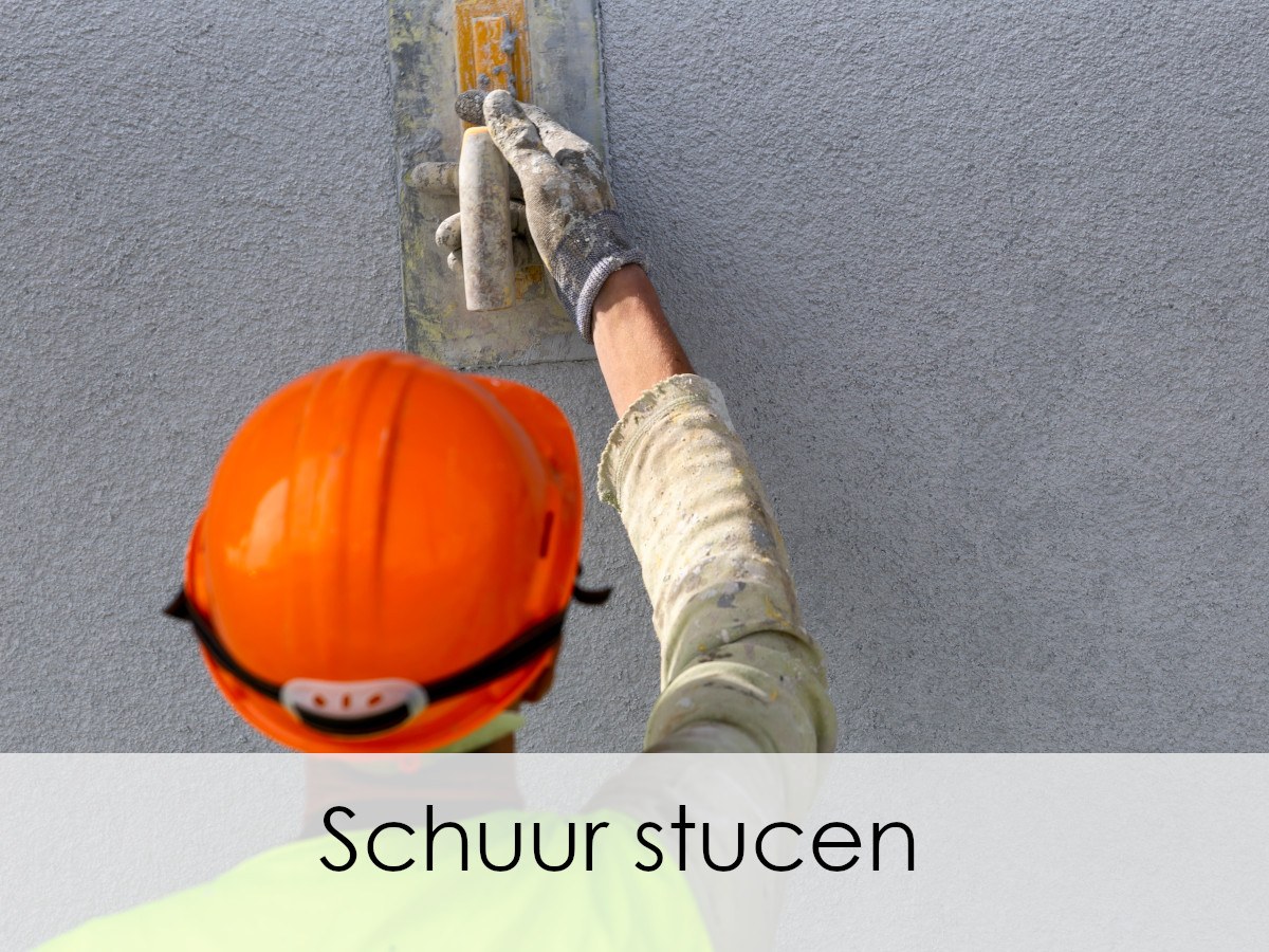 stukadoor bezig met schuur stucen