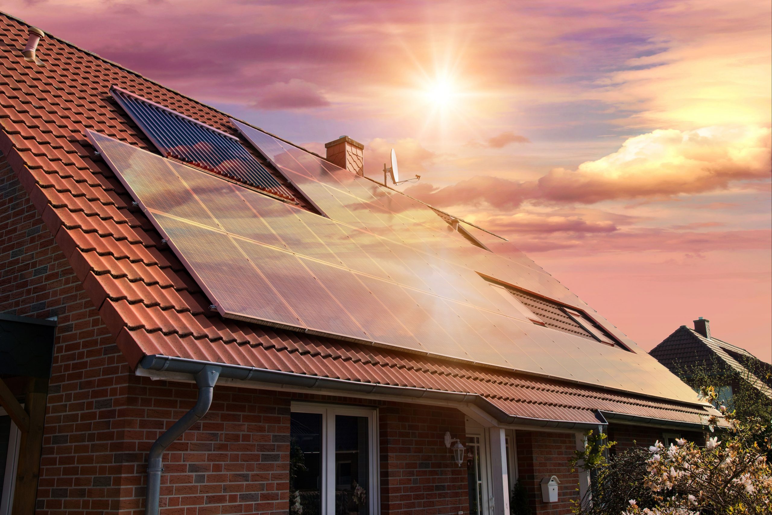 Voordelen van zonnepanelen - zonlicht op een dak