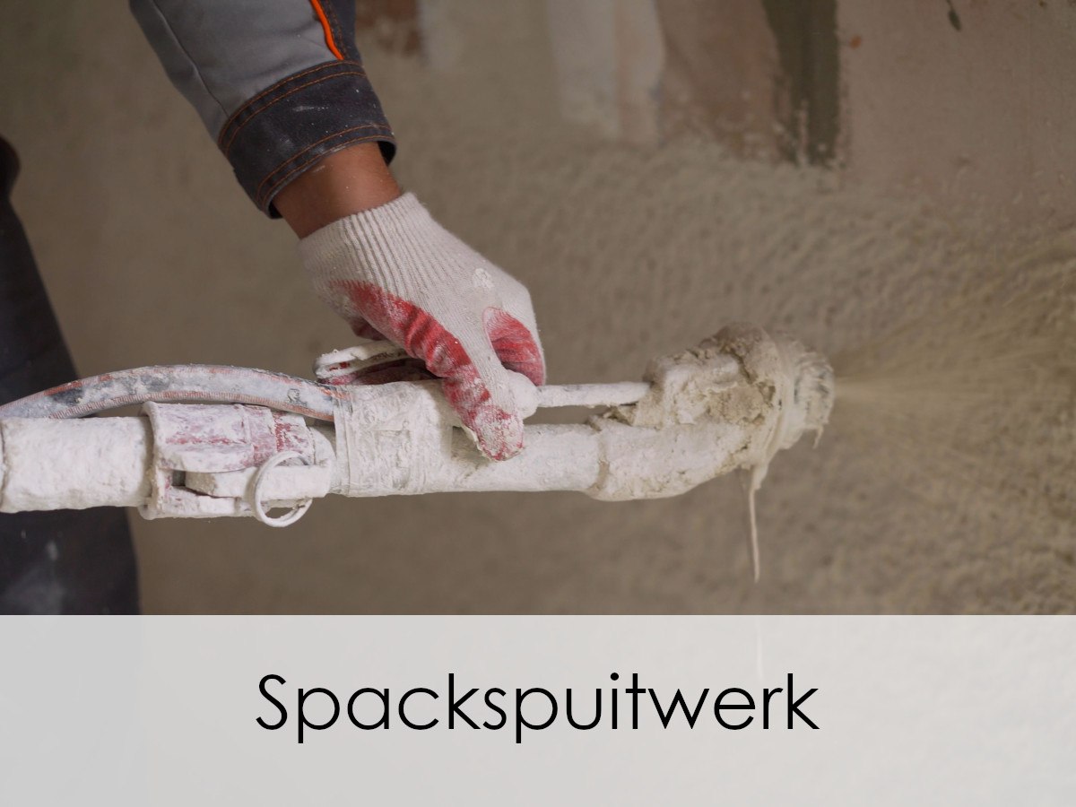 Spackspuitwerk wordt op de muur aangebracht