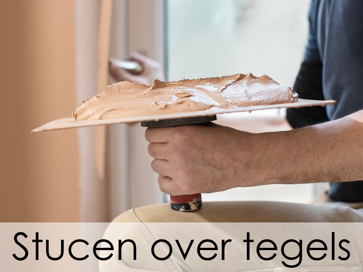 stucen over tegels