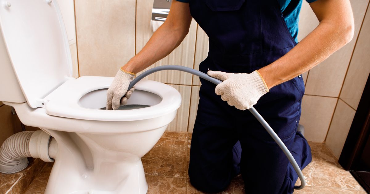 een ontstopper ontstopt het toilet door er onder hoge druk water in te spuiten