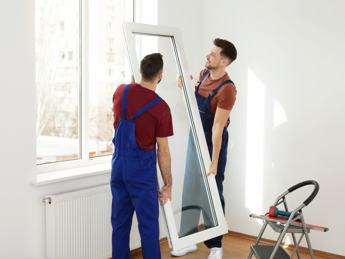 vakmannen bezig met enkel glas vervangen door dubbel glas