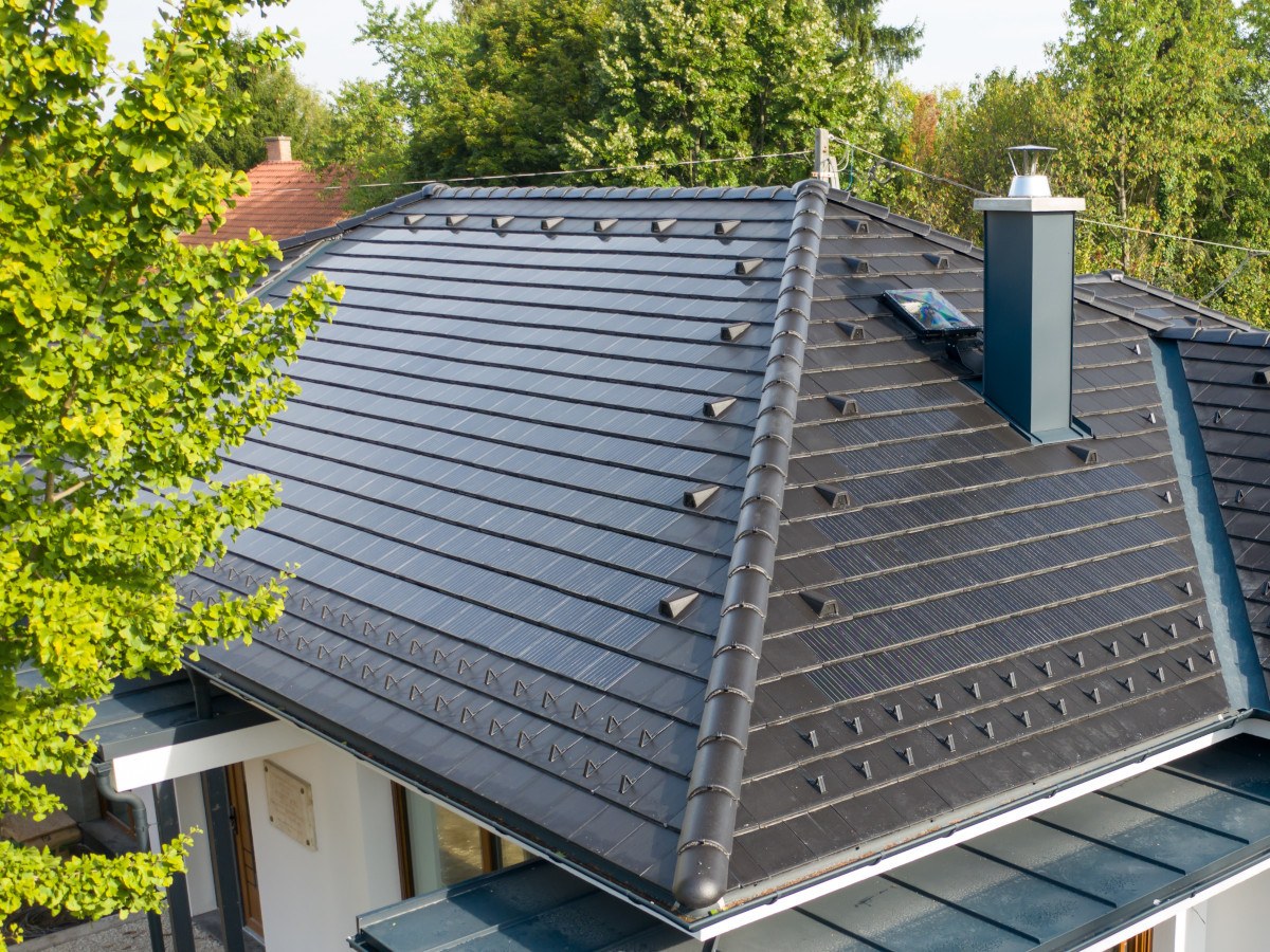 dak van huis met dakpannen zonnepanelen