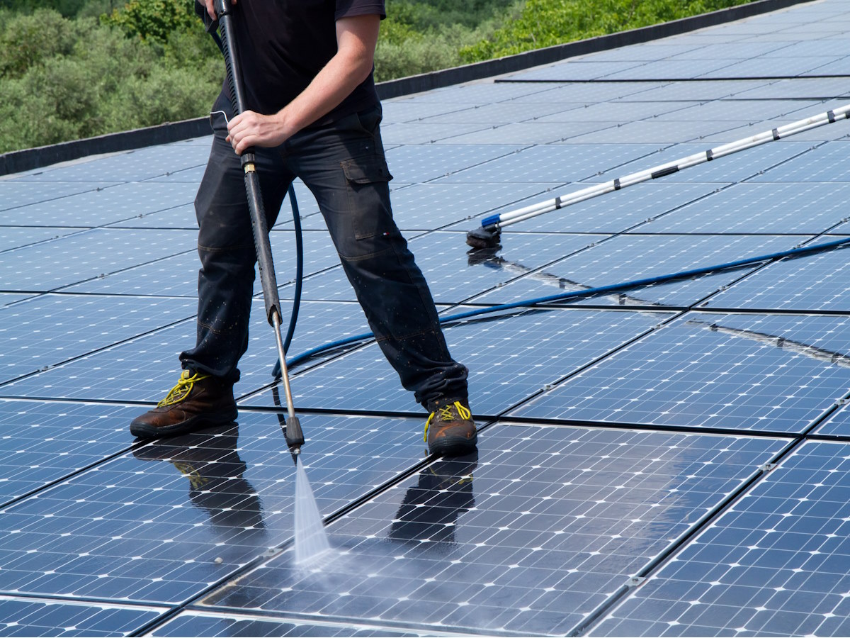 zonnepanelen onderhoud schoonmaken.