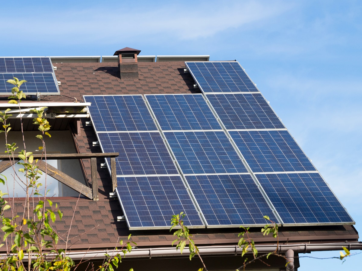 zonnepanelen op een schuin dak geïnstalleerd